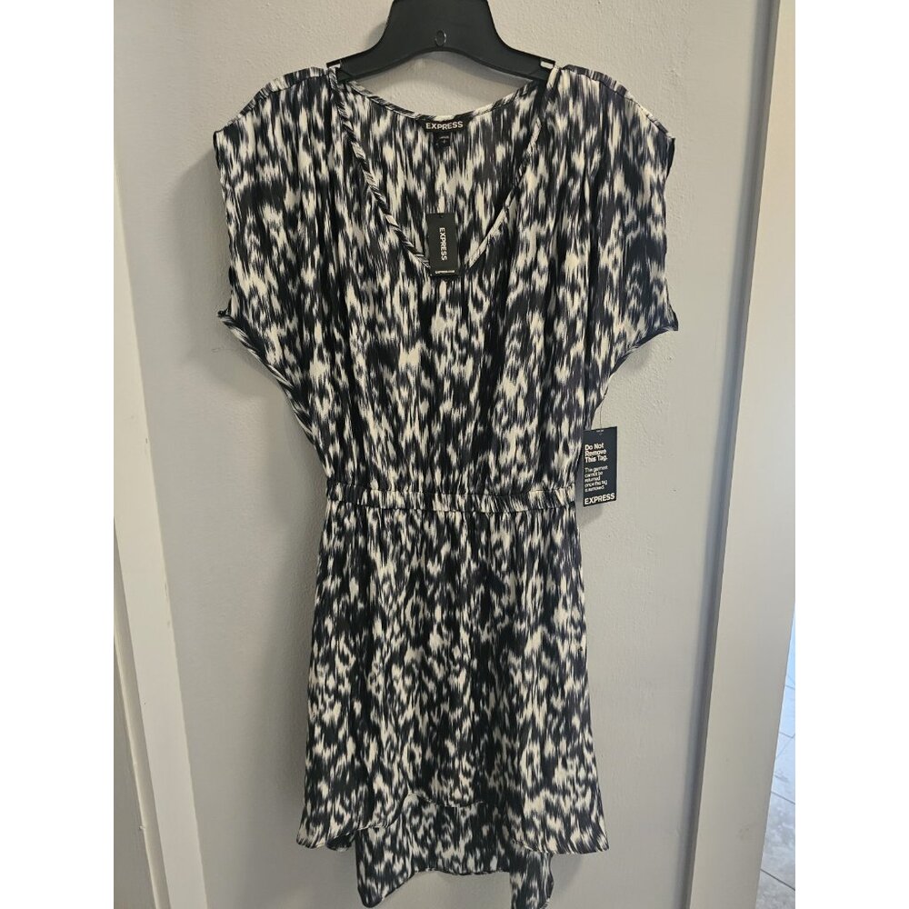 Express Womens Black & White Sleeves Dress Size 8 New With Tags NWT